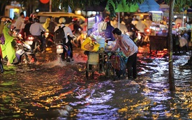 Mưa lớn, nhiều tuyến đường ở Sài Gòn ngập nặng, giao thông hỗn loạn