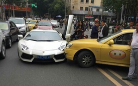 Taxi va chạm với siêu xe Lamborghini Aventador tại Trung Quốc