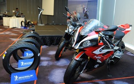 Cặp lốp đồ chơi dành cho BMW S1000RR có giá gần 8 triệu Đồng