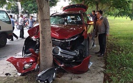 Sài Gòn: Mercedes-Benz GLC "nát đầu" do đâm vào gốc gây