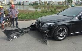 Bắc Ninh: Mercedes-Benz S400 tông vào xe máy, một phụ nữ nhập viện