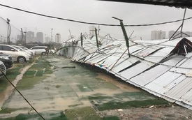 Giao thông Hà Nội hỗn loạn vì bão số 1: Cây đổ, nhà tốc mái, xe cộ ngổn ngang