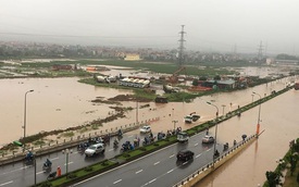 Hà Nội biến thành sông sau trận mưa lớn, hàng loạt ô tô bị ngập nước