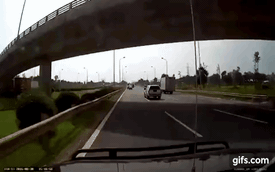 Lộ clip xe khách chuyển làn ẩu gây tai nạn trên đại lộ Thăng Long
