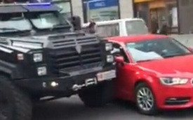 "Tạt đầu" xe SWAT, người lái Audi bị lực lượng đặc nhiệm vây quanh