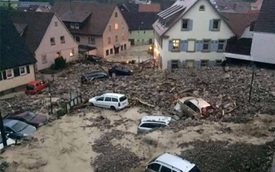 Hàng loạt ô tô bị lũ cuốn trôi tại Đức