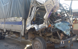 TP. HCM: Đầu xe tải nát bét sau khi gây tai nạn liên hoàn, phụ xe 20 tuổi tử vong
