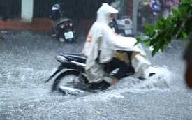 Nhiều tuyến đường ở Hà Nội "thất thủ" sau trận mưa lớn