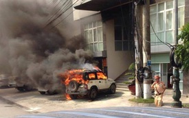 Quảng Ninh: Ô tô 5 chỗ đỗ trước cổng công an phường bốc cháy dữ dội