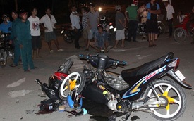 Xe máy tông nhau gãy đôi ở Sài Gòn, 4 người bị thương