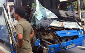 Xe tải dìu xe khách mất phanh lao đèo thoát tai nạn thảm khốc
