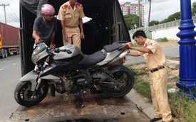 Sài Gòn: Benelli BN600i đâm xe ba gác, 2 người trọng thương