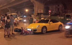Hà Nội: Nữ tài xế cầm lái Porsche 911 Carrera va chạm cùng xe máy