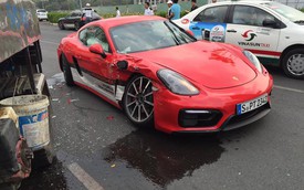 Tò mò bấm nút PSM, khách Việt đâm hỏng Porsche Cayman GTS