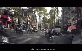 Sài Gòn: Qua đường thiếu quan sát, người đi xe máy va chạm với Toyota Innova