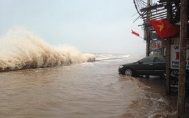 Quất Lâm: Sóng biển tràn qua bờ đê nhiều ô tô bì bõm lội nước