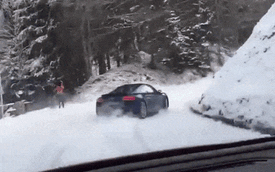 Ngẩn ngơ xem Audi R8 V10 dạo chơi trên đường đèo phủ đầy tuyết