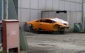 Sau tai nạn kinh hoàng, siêu xe Lamborghini Huracan trơ khung tại Hà Nội