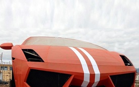 Bức tượng điêu khắc Lamborghini Gallardo khổng lồ bốc cháy