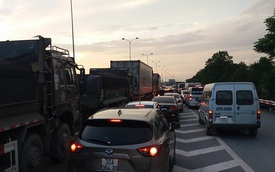 Hà Nội: Xe container tông vào ô tô khiến cao tốc Pháp Vân-Cầu Giẽ ùn tắc nghiêm trọng