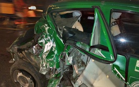 Sài Gòn: Xe taxi bẹp dúm sau tai nạn với xe công