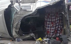 Hà Nội: Thùng container lật xuống đường gây tai nạn khiến 2 người chết, 2 người bị thương