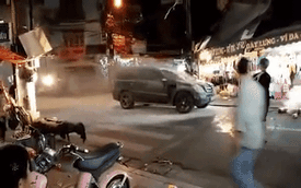Mercedes-Benz GL450 giá 4 tỷ Đồng bốc cháy dữ dội tại phố cổ Hà Nội