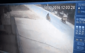 Video ô tô chạy ngược chiều trên phố đâm trực diện xe máy chở hàng