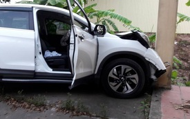 Hà Nội: Honda CR-V tông trực diện vào cột nhà của người dân, đầu xe nát bét