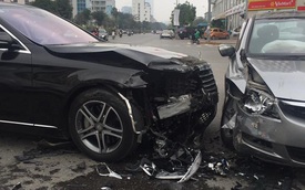 Hà Nội: Tài xế Mercedes-Benz S400 vượt đèn đỏ gây tai nạn kinh hoàng trên phố