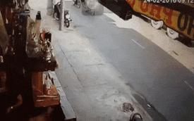 Hãi hùng với video xe buýt cán cô gái đi xe máy tại Sài Gòn