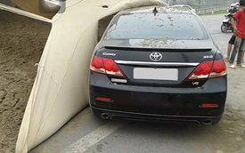 Hưng Yên: Xe tải mất lái, lật nghiêng trên phố, va chạm với Toyota Camry