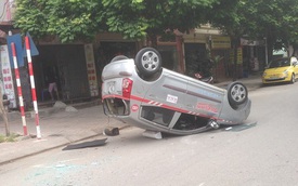 Hà Nội: Né một chiếc ô tô đang lùi xe, taxi "ngửa bụng" ngay trên phố