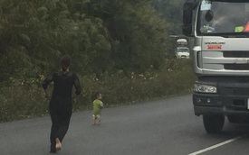 Người phụ nữ dừng ô tô, chạy chân đất lao ra đường cứu em bé ngay trước đầu xe tải