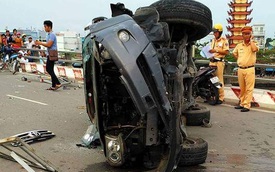 Sài Gòn: Toyota Fortuner tông dải phân cách, lật nghiêng, 3 người thương nặng