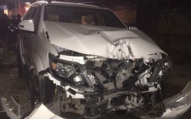 Hòa Bình: Toyota Fortuner nát đầu khi tông vào cột điện