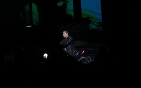 Tuấn Hưng lái Ducati Diavel vào sân khấu trong live concert Lệ Quyên