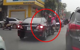 Hà Nội: Tạt đầu Toyota Corolla Altis, hai bố con gặp nạn
