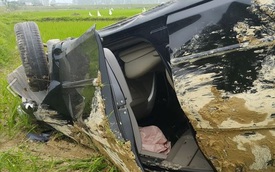 Nghệ An: Đâm xe máy, ô tô con "ngửa bụng" dưới ruộng