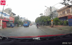 Video nữ sinh đi xe đạp lao từ ngõ ra, trượt đến trước đầu ô tô khách tại Bắc Kạn