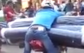 Clip: Tư thế khó đỡ của "người vận chuyển" phiên bản Việt khi chở hàng chục cuộn vải trên đường