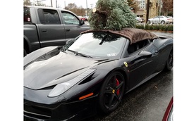 Choáng với màn vận chuyển cây Giáng sinh bằng siêu xe Ferrari 458 Italia