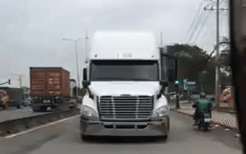 Xôn xao với video xe container "giật lùi" tại Thủ Đức