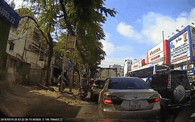 Sài Gòn: Va quẹt ô tô làm gãy gương chiếu hậu, xe máy bỏ chạy