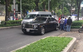 Sài Gòn: Taxi va chạm với "hàng hiếm" Rolls-Royce Phantom Rồng trên phố