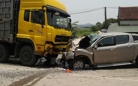 Quảng Ninh: Mazda BT-50 tông trực diện xe tải, 2 người gãy chân