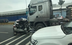 Va chạm với xe tải bên ngoài sân bay Nội Bài, Mazda3 nát bét đuôi