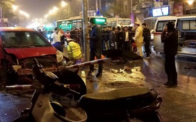 Khoảnh khắc kinh hoàng khi Toyota Yaris đâm liên hoàn khiến 6 người bị thương tại Hà Nội