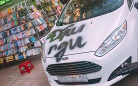 Đắk Lắk: Ford Fiesta bị xịt sơn lên nắp capô vì đỗ chắn cửa