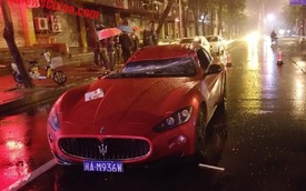Cột điện đổ trúng xe sang Maserati GranTurismo trong mưa bão